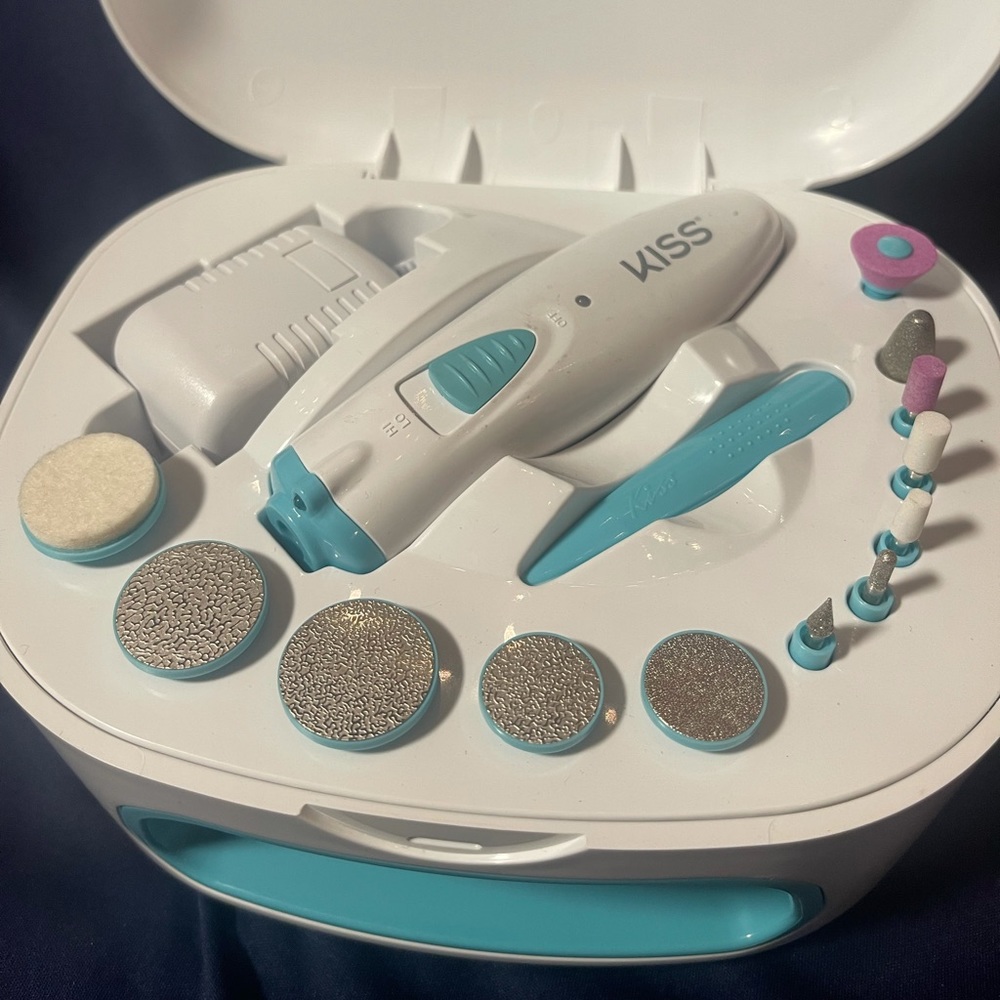 Kiss Self Nail Kit plus bonus Nanco Plush Giraffe!
